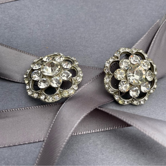 Scalloped Flower Clear Round Rhinestone Scatter Pin Pair - Picture 9 of 11